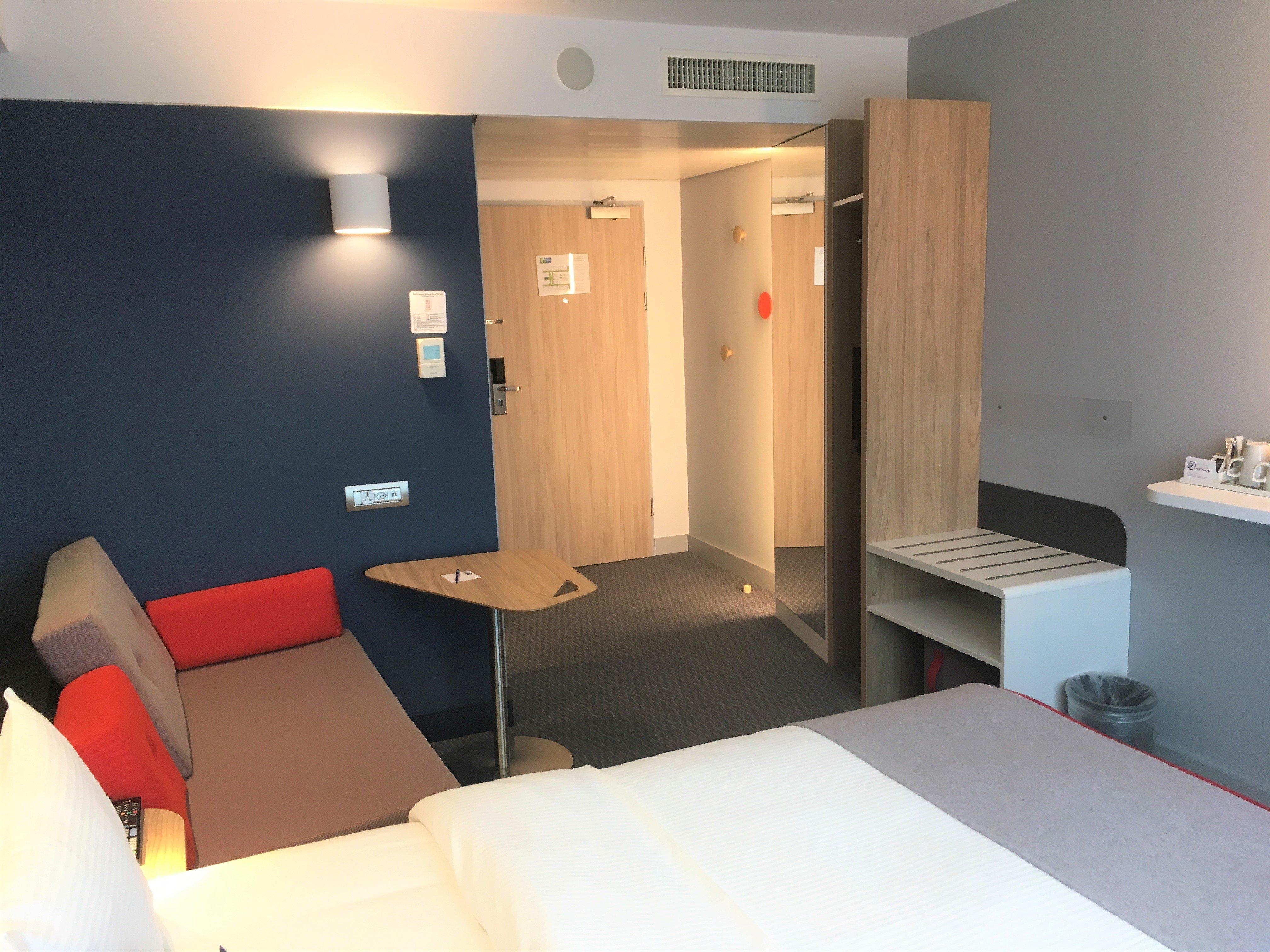 Holiday Inn Express Zuerich Airport By Ihg Rumlang Exterior photo