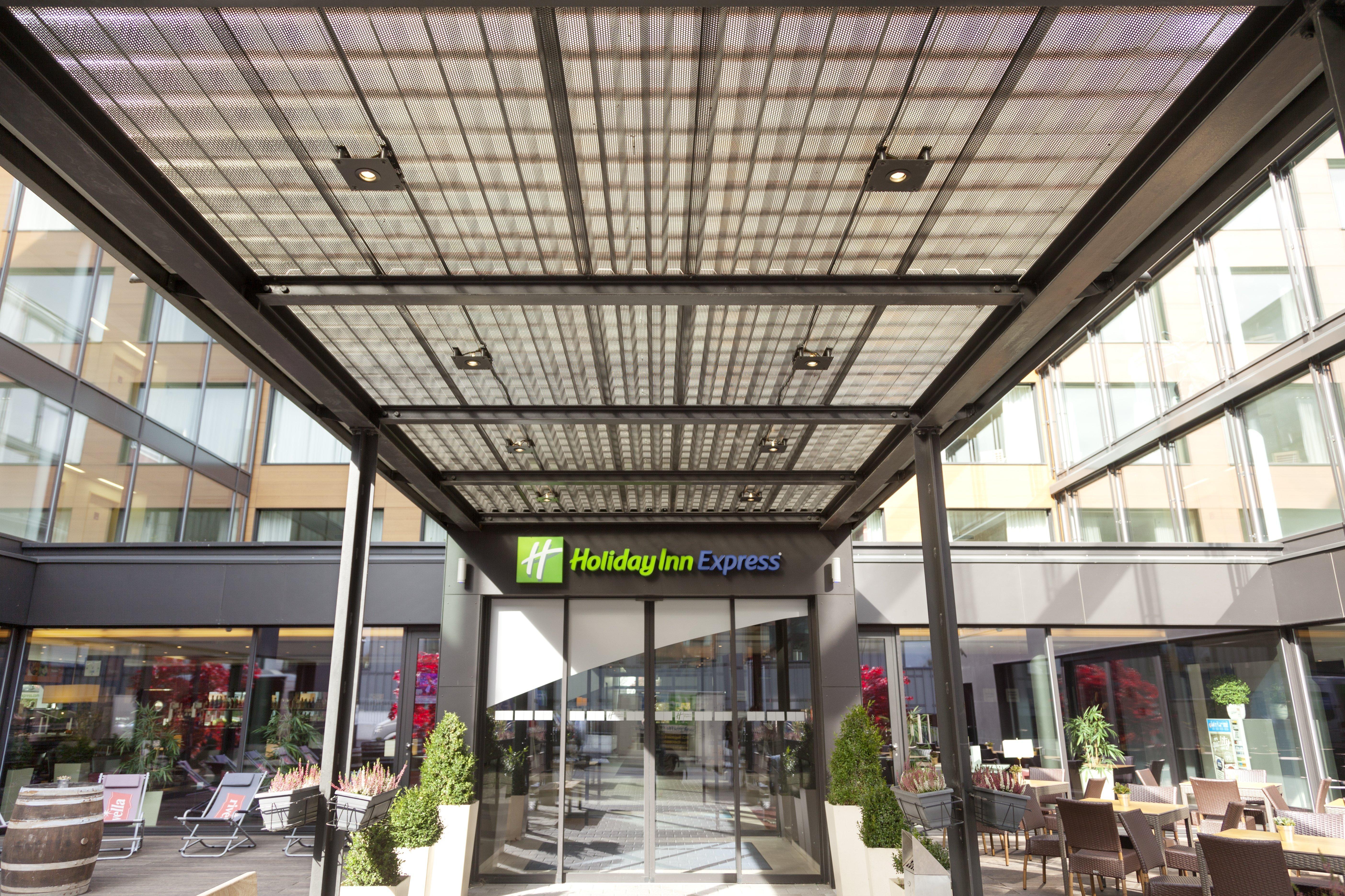 Holiday Inn Express Zuerich Airport By Ihg Rumlang Exterior photo