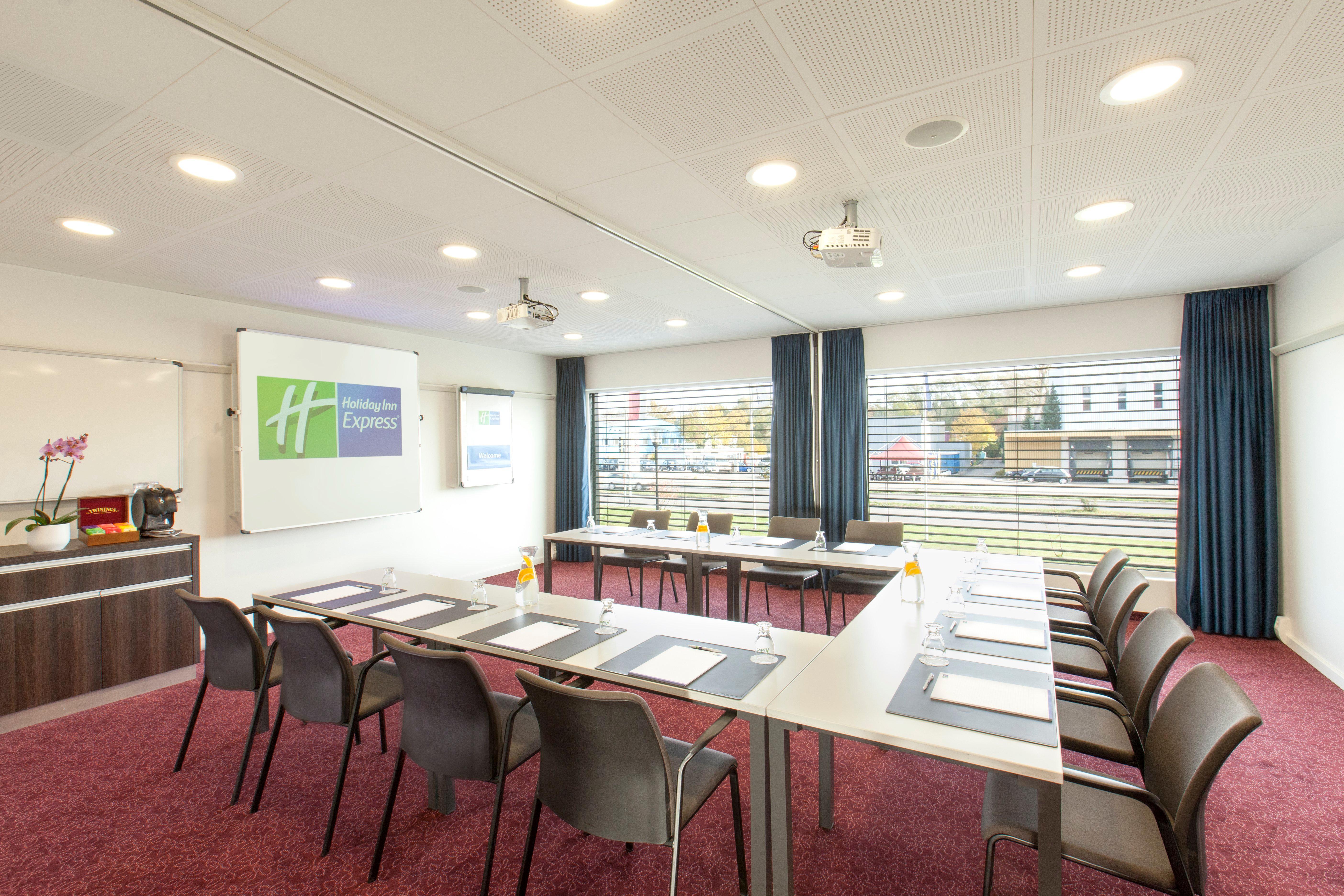 Holiday Inn Express Zuerich Airport By Ihg Rumlang Exterior photo