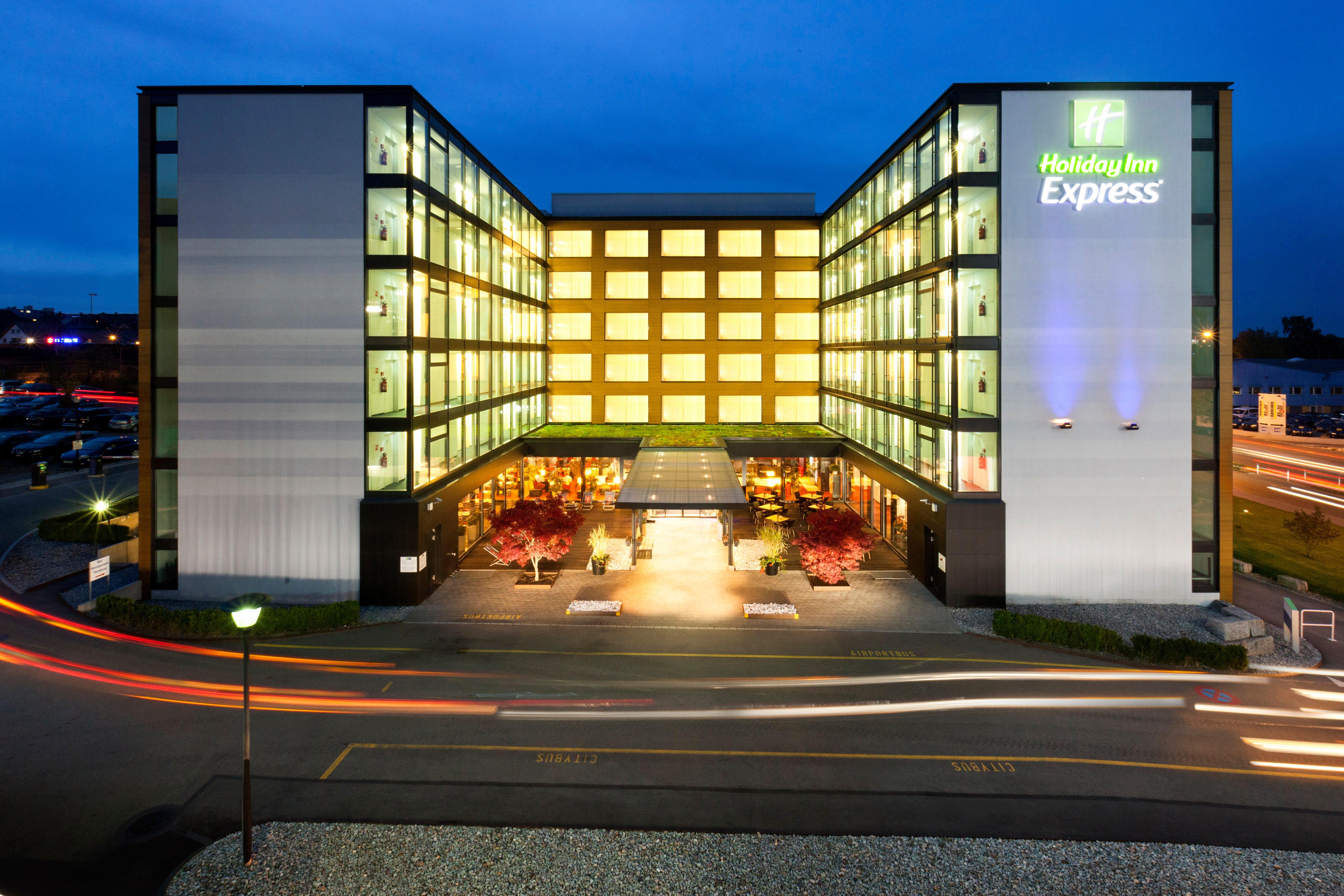 Holiday Inn Express Zuerich Airport By Ihg Rumlang Exterior photo