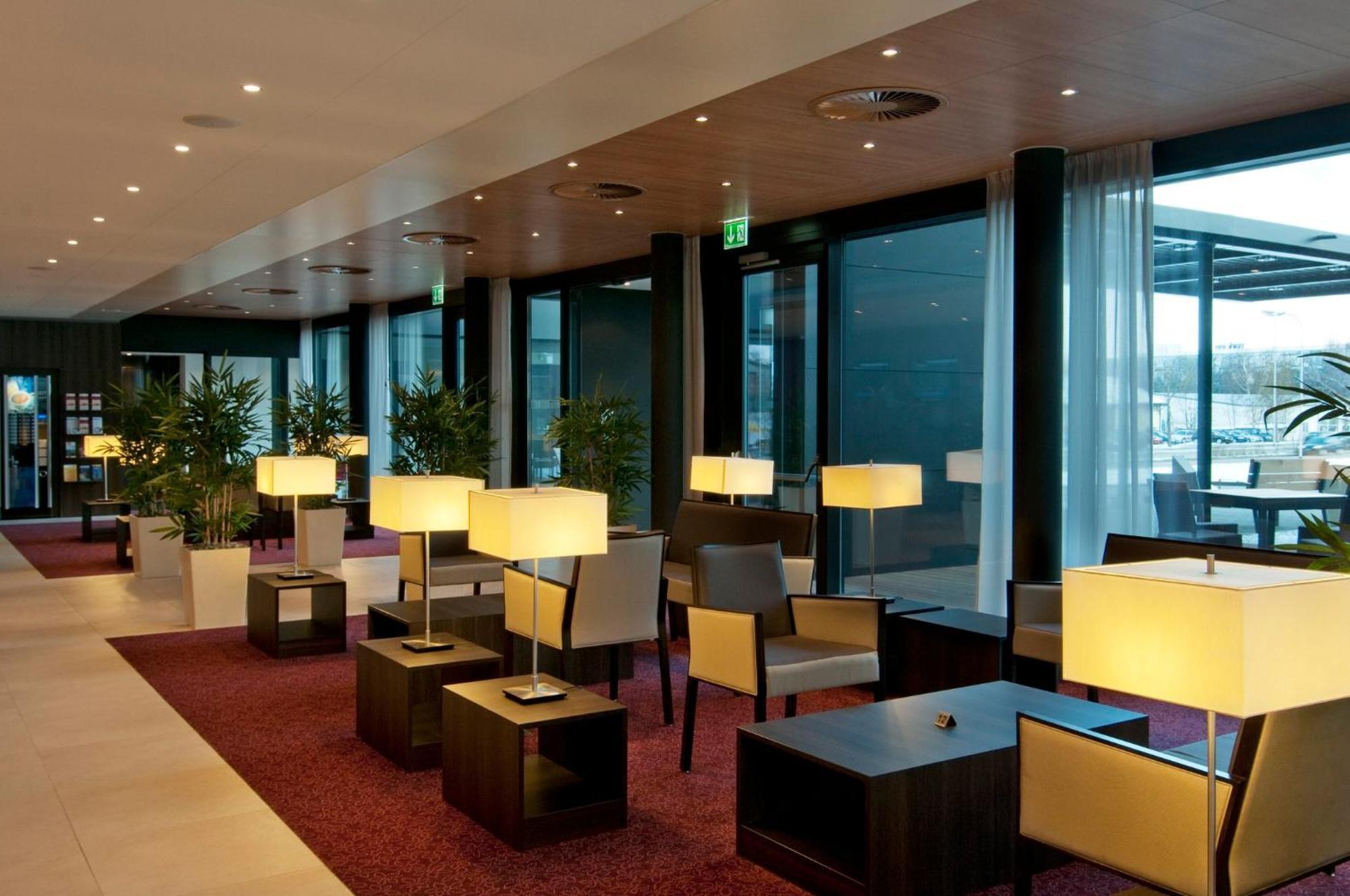 Holiday Inn Express Zuerich Airport By Ihg Rumlang Exterior photo