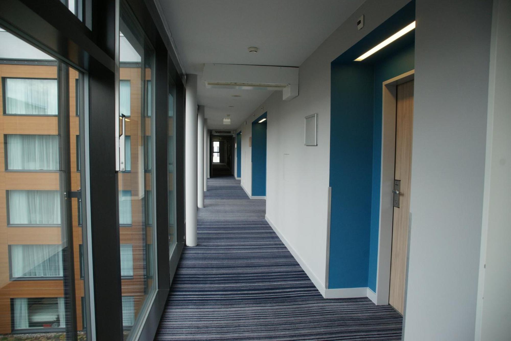 Holiday Inn Express Zuerich Airport By Ihg Rumlang Exterior photo