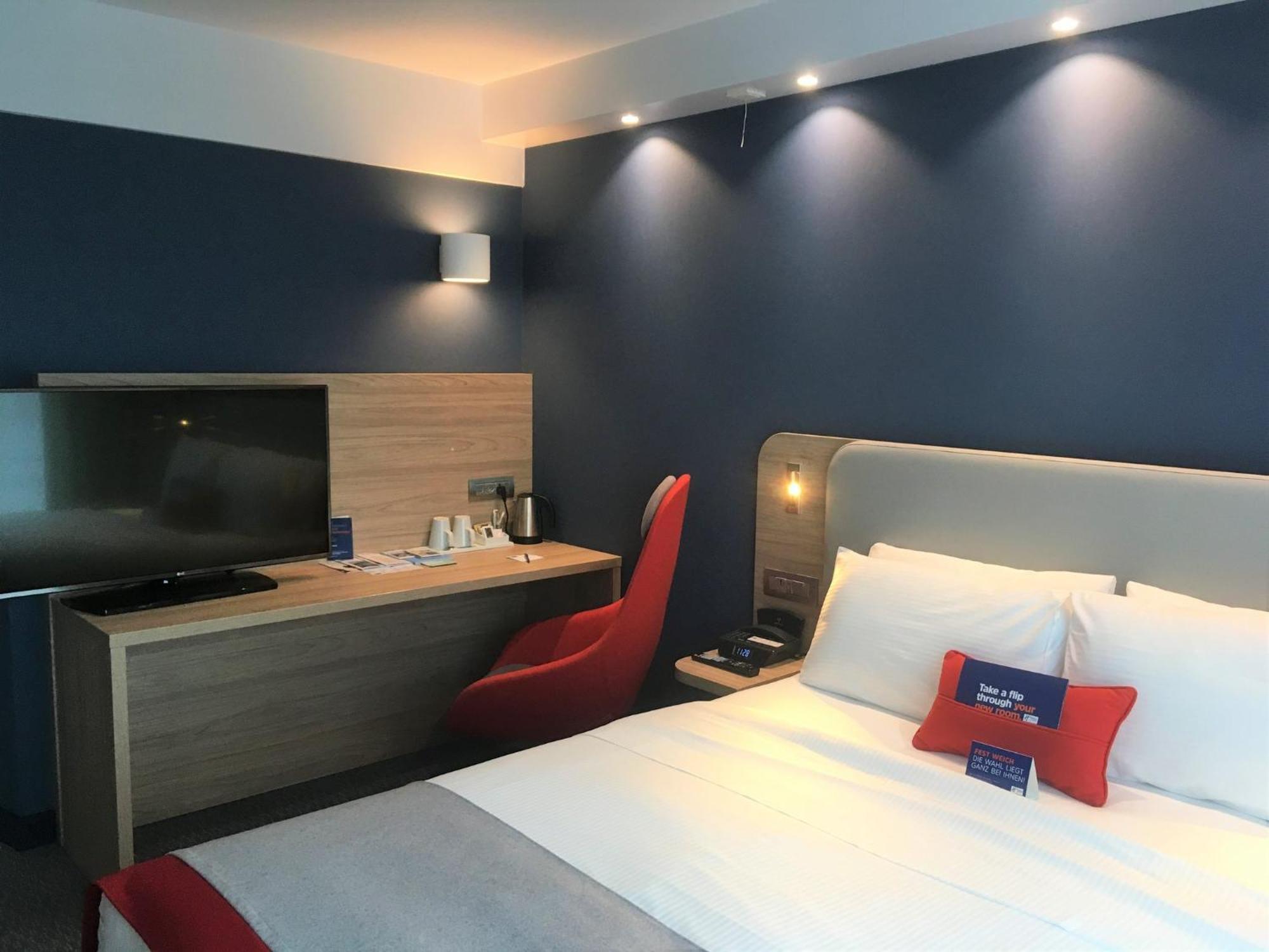 Holiday Inn Express Zuerich Airport By Ihg Rumlang Exterior photo
