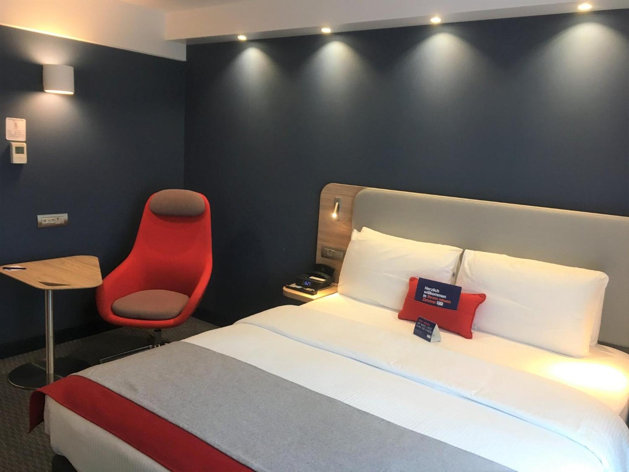 Holiday Inn Express Zuerich Airport By Ihg Rumlang Exterior photo
