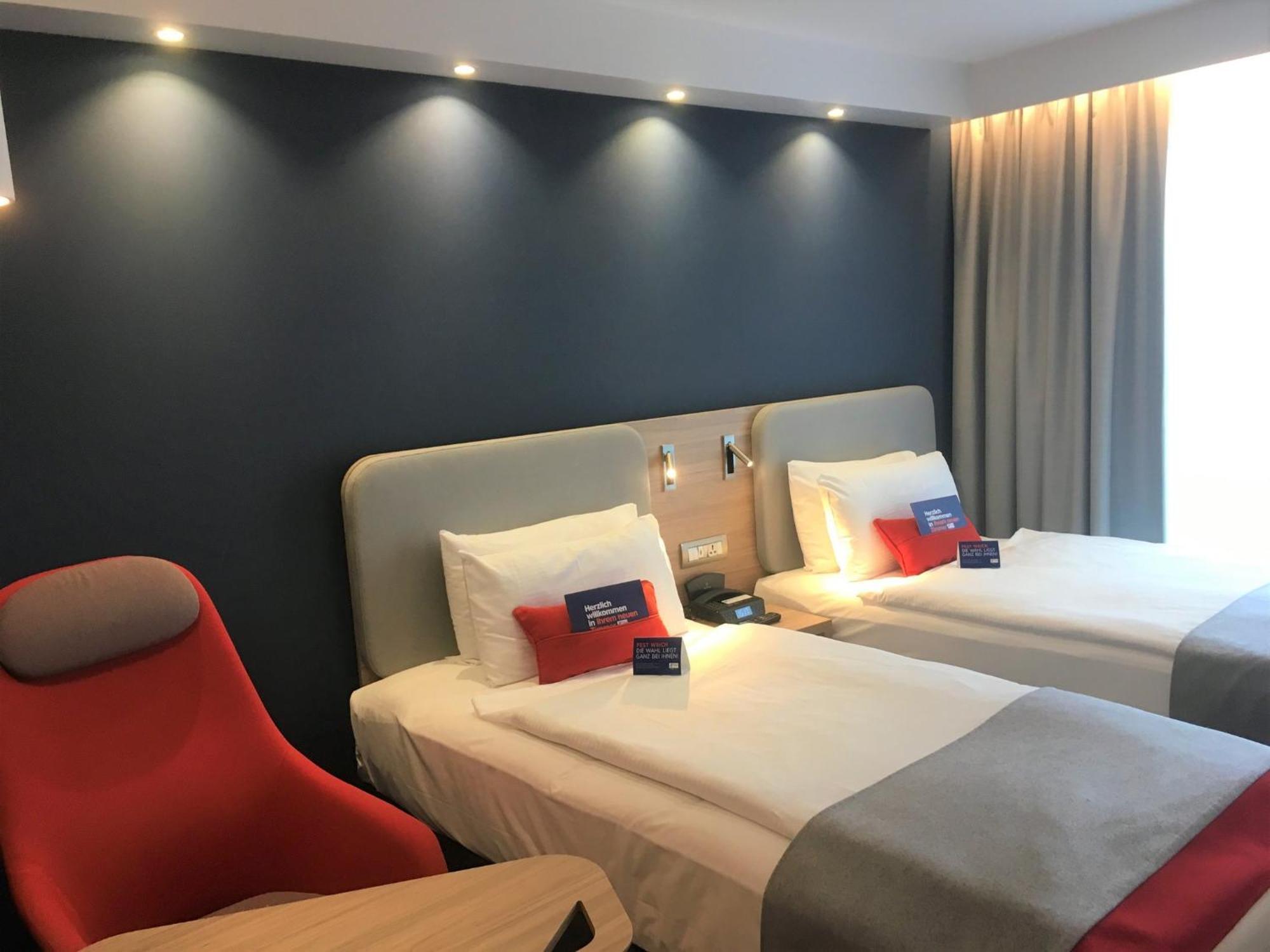 Holiday Inn Express Zuerich Airport By Ihg Rumlang Exterior photo
