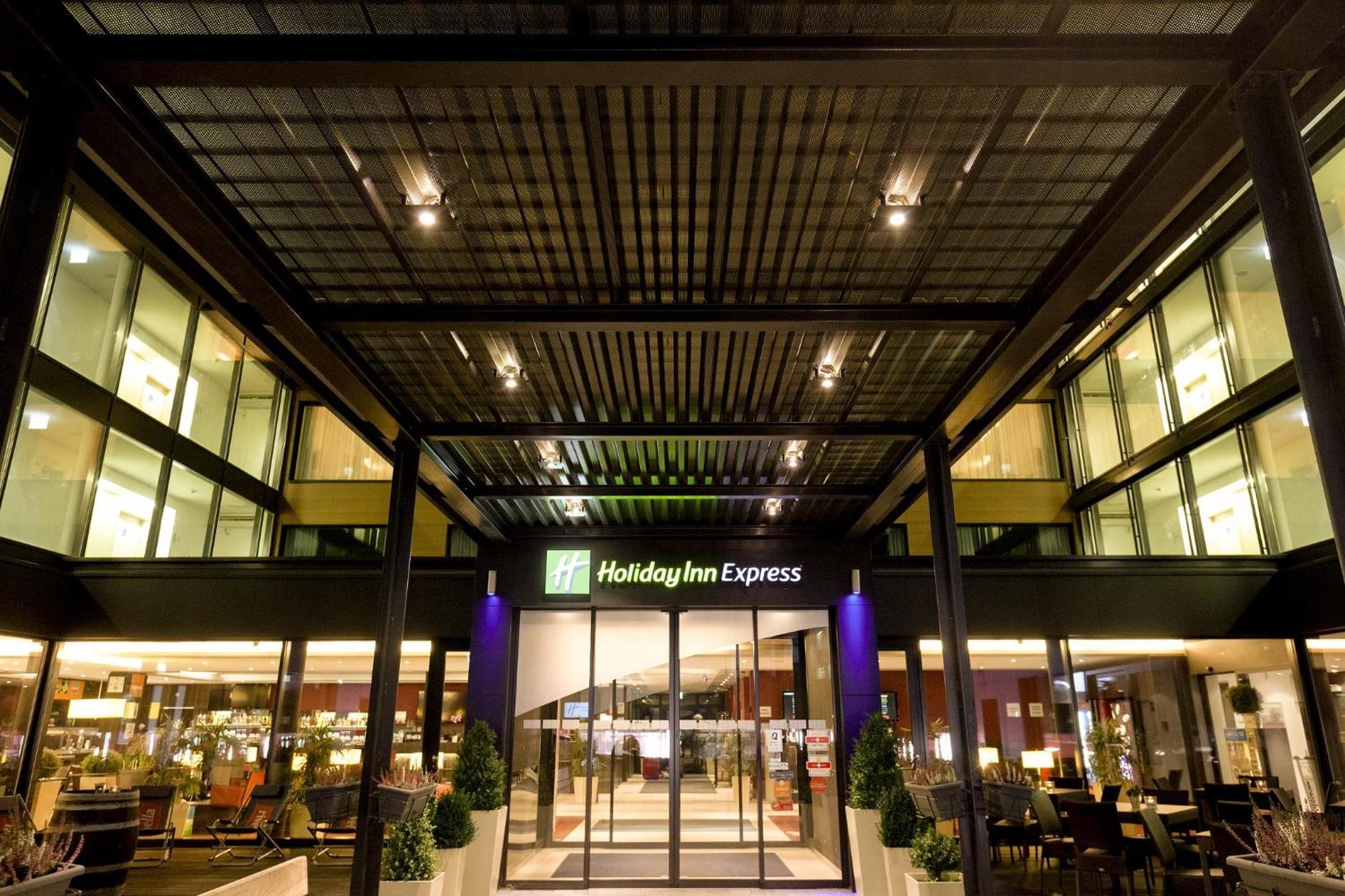 Holiday Inn Express Zuerich Airport By Ihg Rumlang Exterior photo