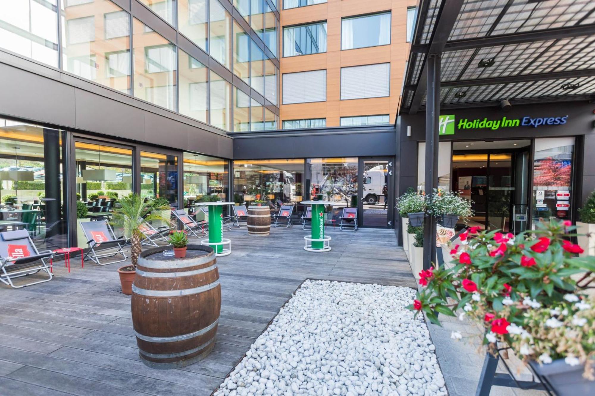 Holiday Inn Express Zuerich Airport By Ihg Rumlang Exterior photo