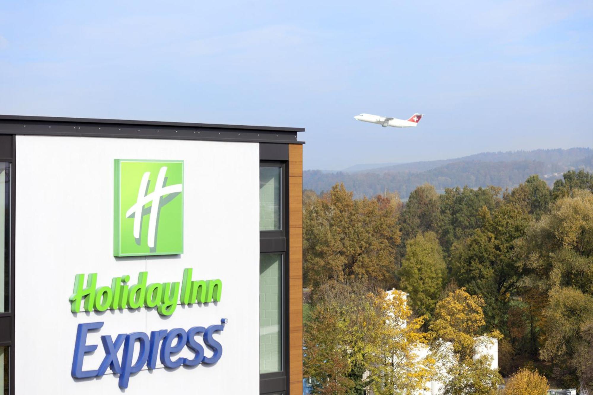 Holiday Inn Express Zuerich Airport By Ihg Rumlang Exterior photo