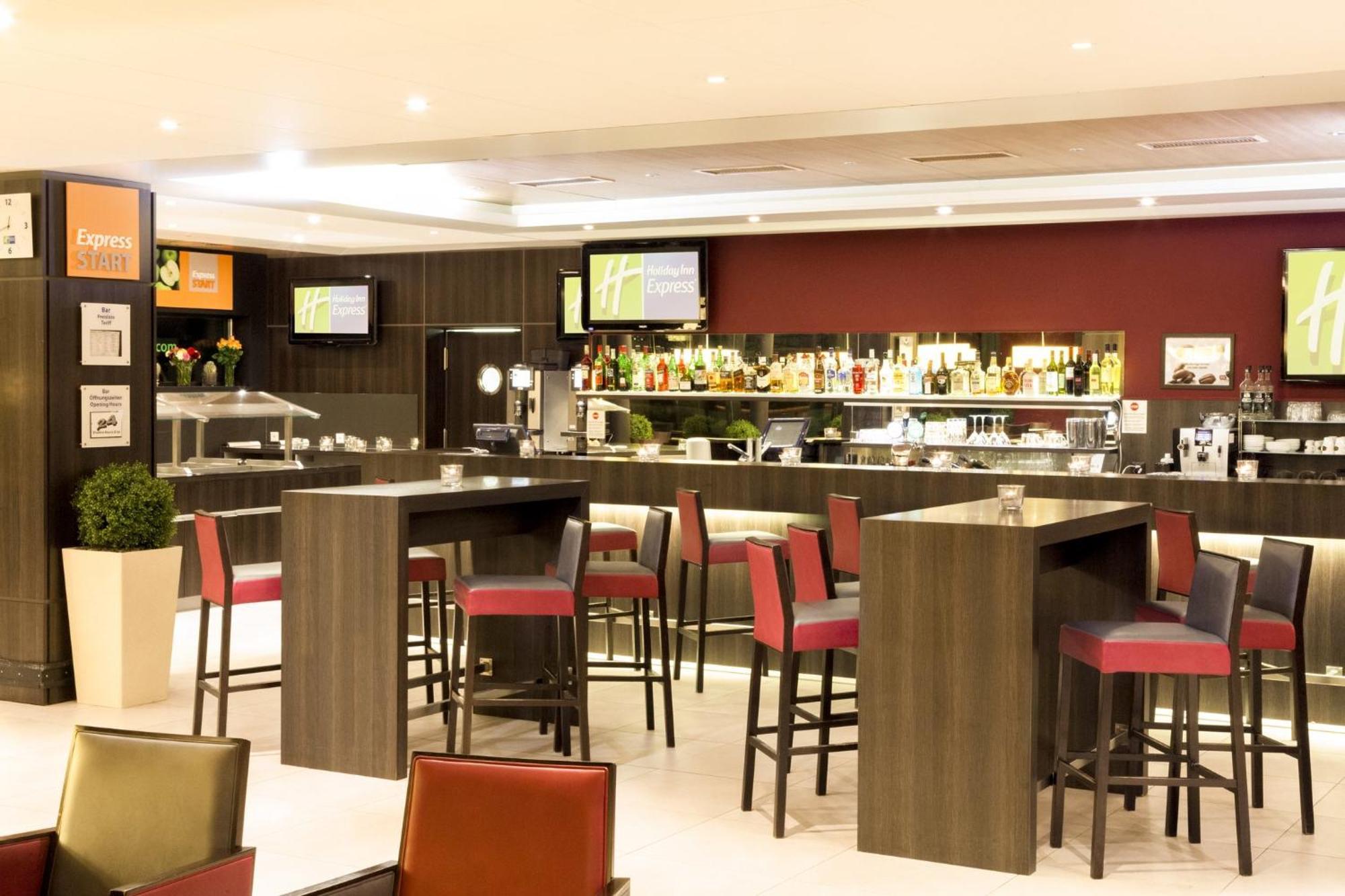 Holiday Inn Express Zuerich Airport By Ihg Rumlang Exterior photo