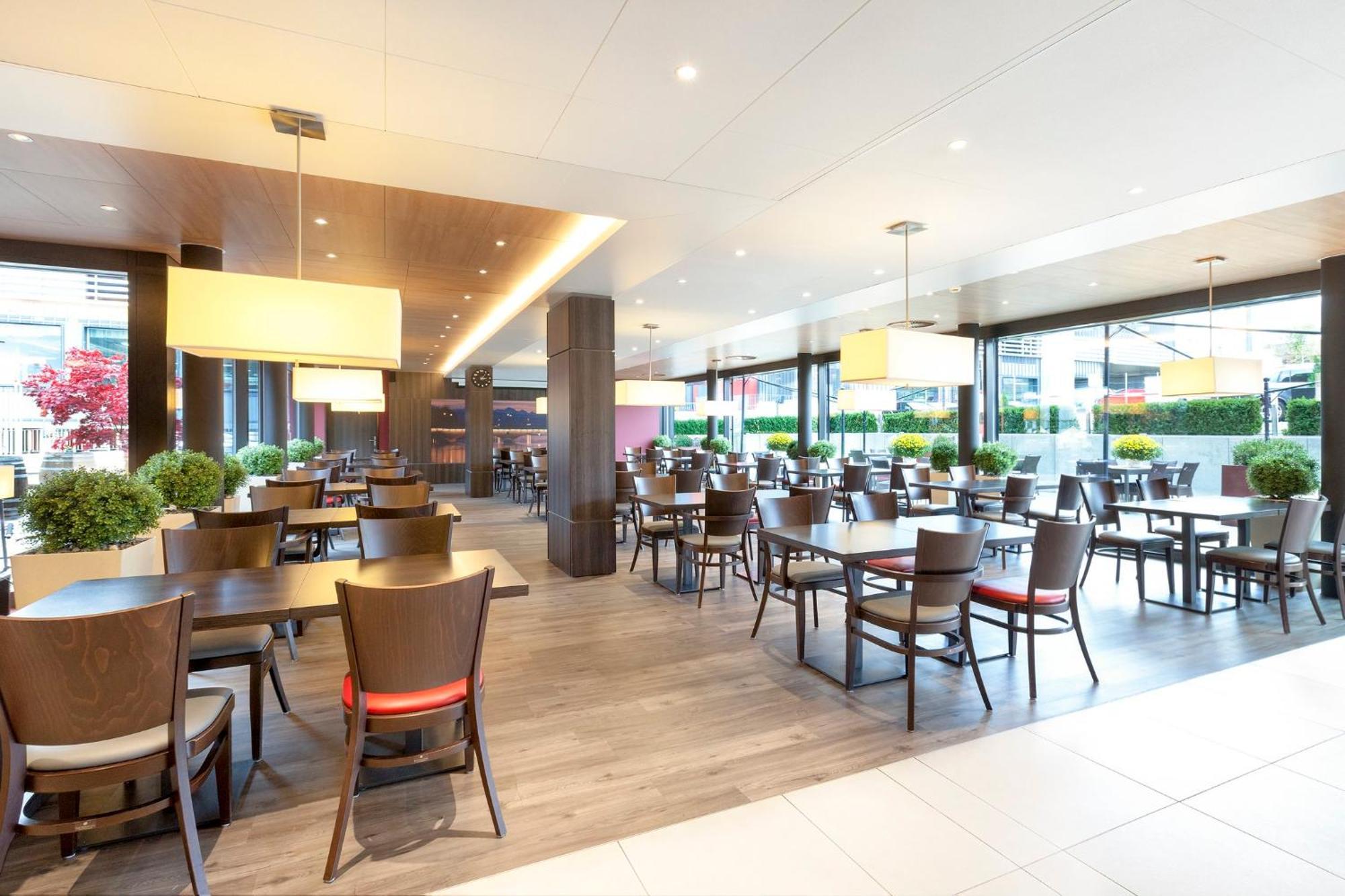 Holiday Inn Express Zuerich Airport By Ihg Rumlang Exterior photo