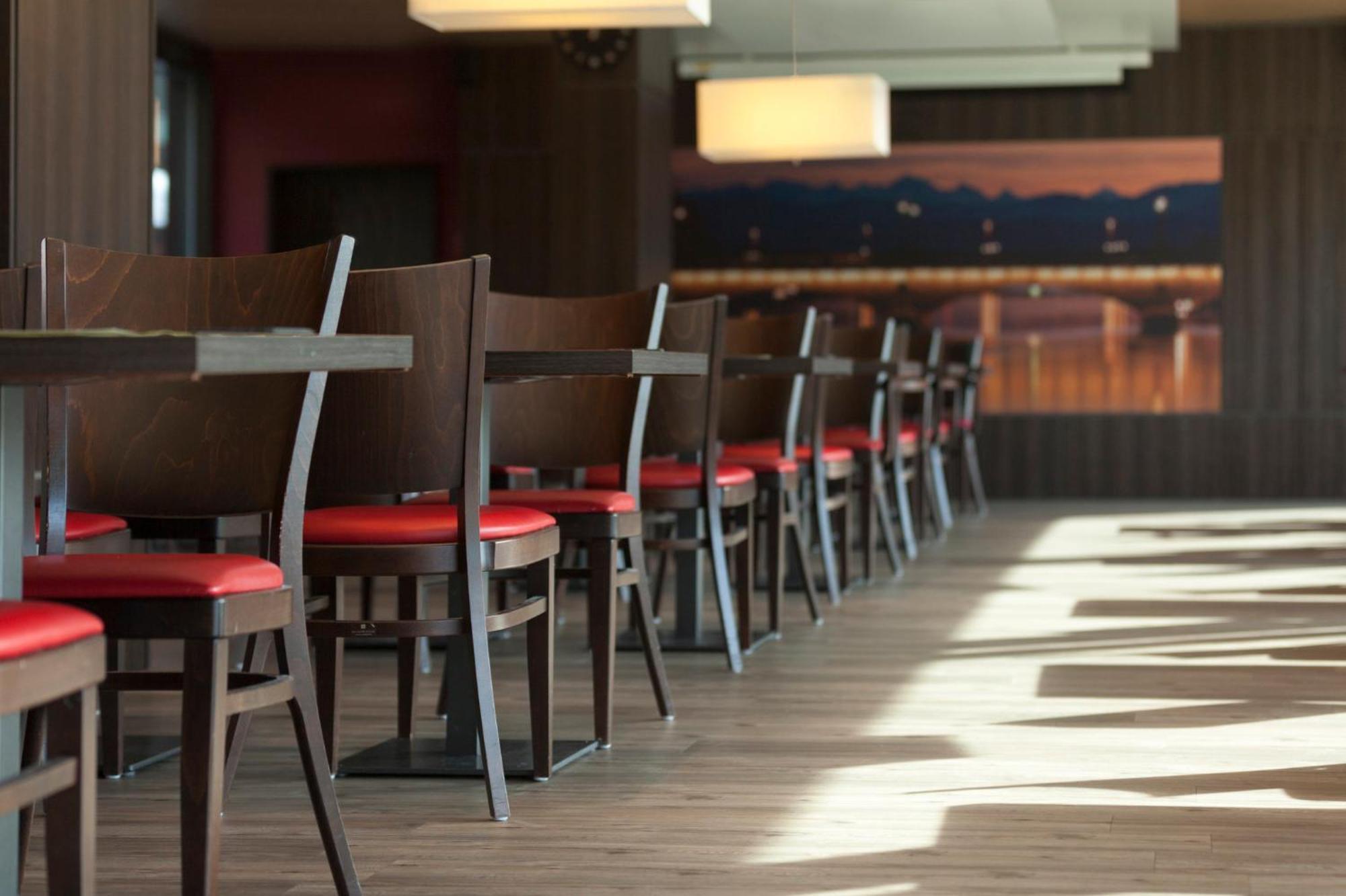 Holiday Inn Express Zuerich Airport By Ihg Rumlang Exterior photo