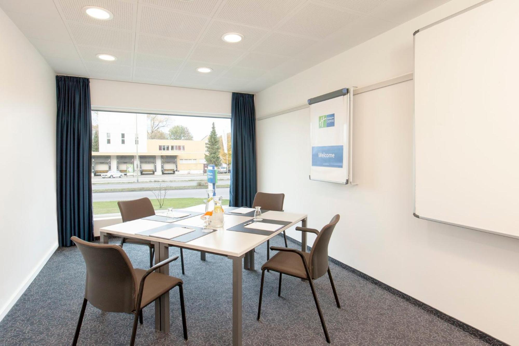 Holiday Inn Express Zuerich Airport By Ihg Rumlang Exterior photo