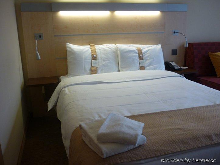 Holiday Inn Express Zuerich Airport By Ihg Rumlang Room photo